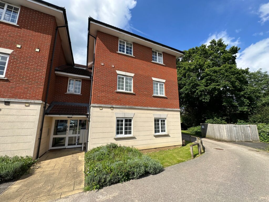 *PLEASE EMAIL US TO ARRANGE A VIEWING*2 Bedroom Top Floor Apartment
